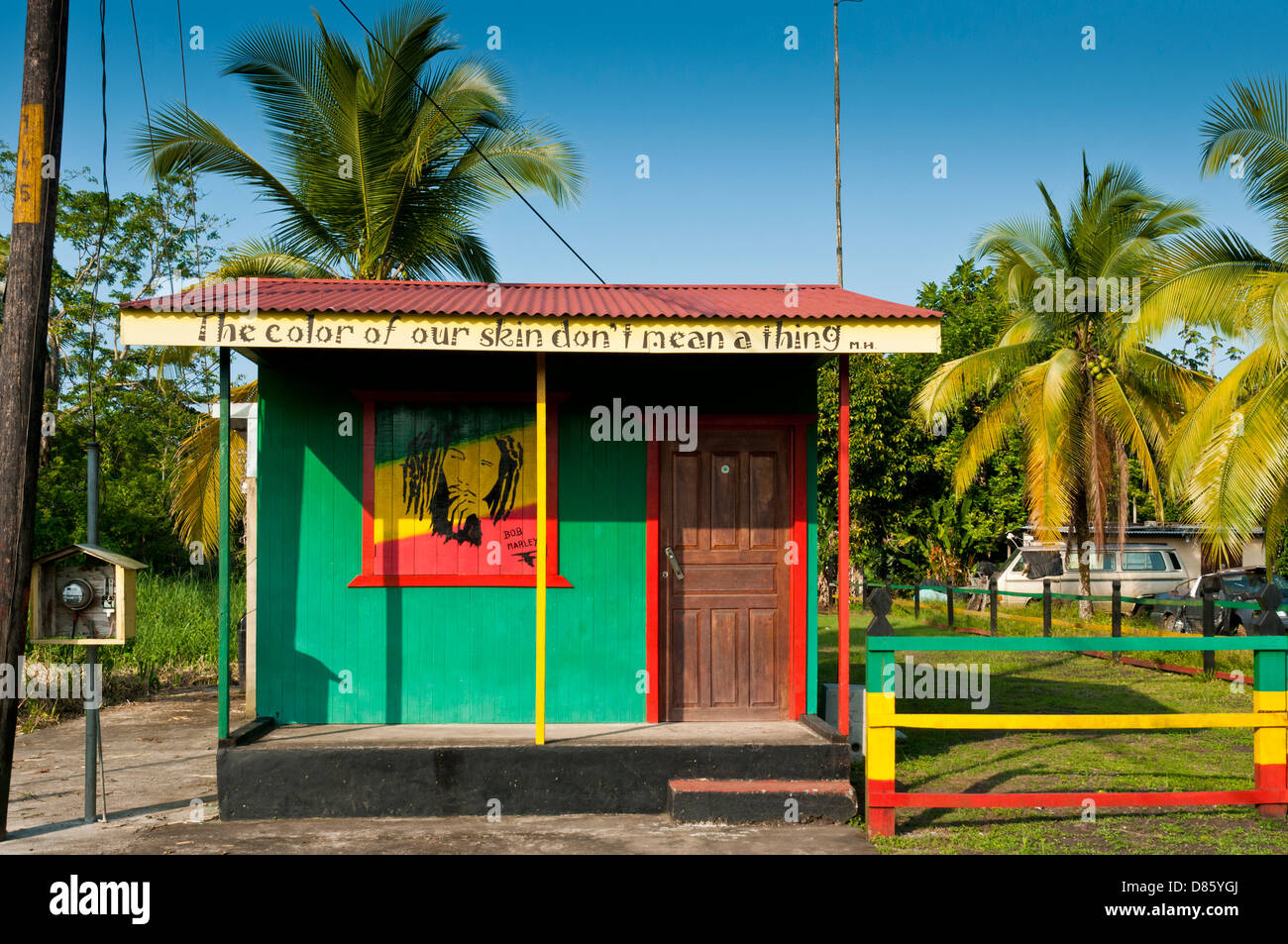Rastaman casa su una spiaggia di Puerto Viejo talamanca, Caraibi costa di Costa Rica, America Centrale Foto Stock