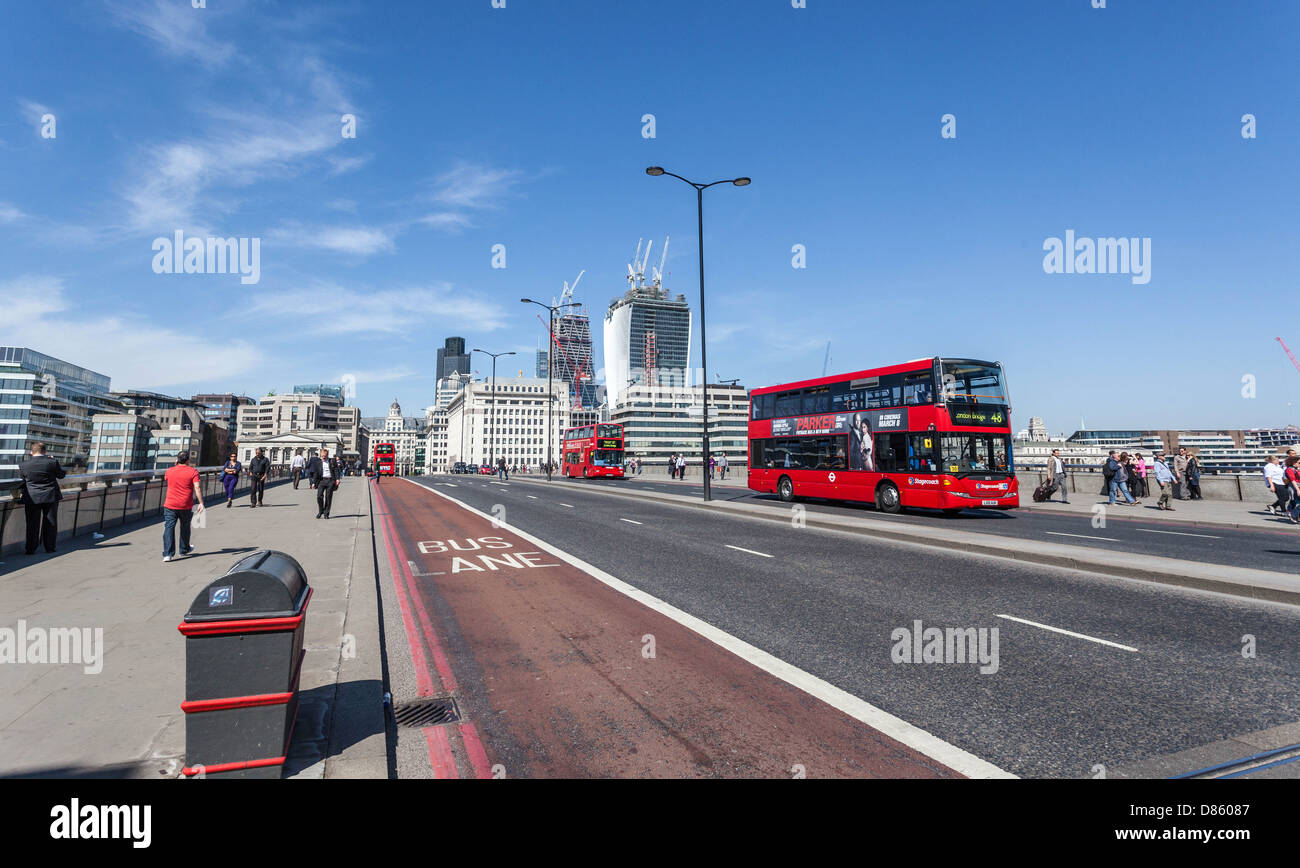 Attraversando il Ponte di Londra, Londra, Inghilterra, Regno Unito. Foto Stock