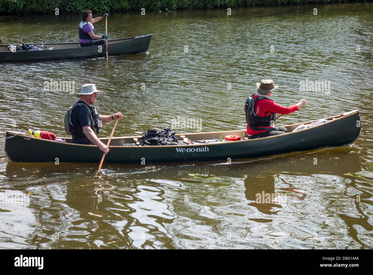 L uomo e la donna in uno stile tradizionale canoa fiume Medway al bloccaggio di Allington vicino a Maidstone Kent REGNO UNITO Foto Stock