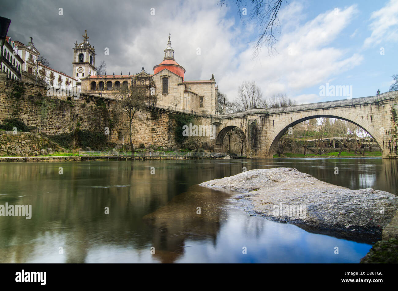 Ponte e Cattedrale di San Goncalo in Amarante, Portogallo. Foto Stock