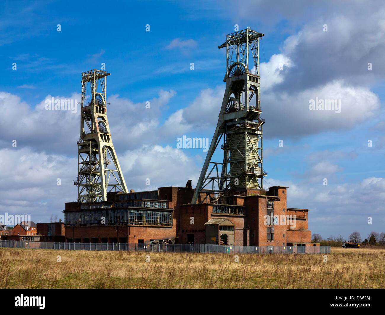 Clipstone colliery nel NOTTINGHAMSHIRE REGNO UNITO Inghilterra che chiuse nel 2003 la paletta sono elencati strutture visibili per miglia Foto Stock
