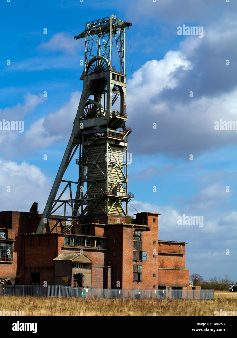 Clipstone colliery nel NOTTINGHAMSHIRE REGNO UNITO Inghilterra che chiuse nel 2003 la paletta sono elencati strutture visibili per miglia Foto Stock