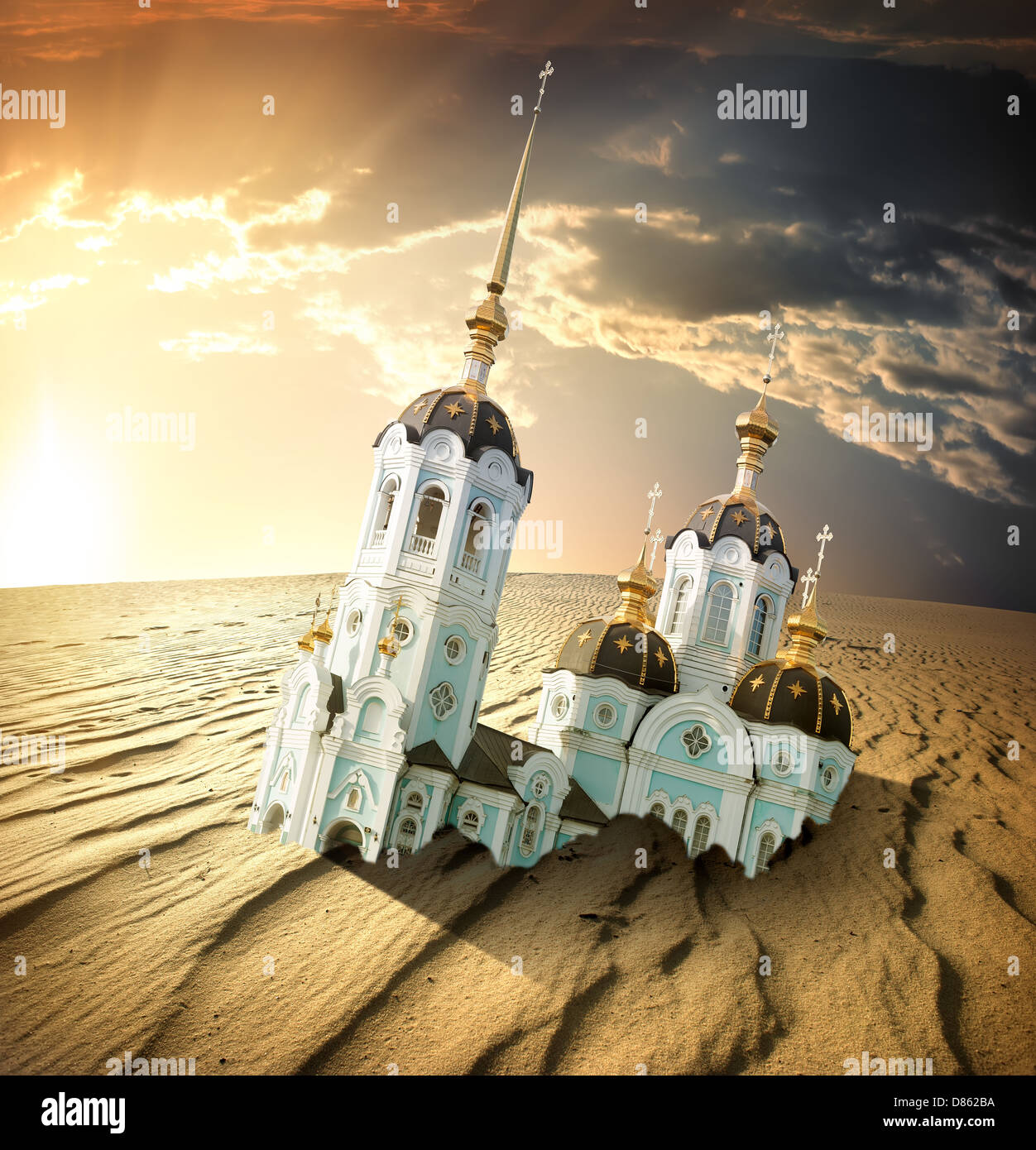 Chiesa nelle sabbie del deserto al tramonto. Il giorno del giudizio universale Foto Stock