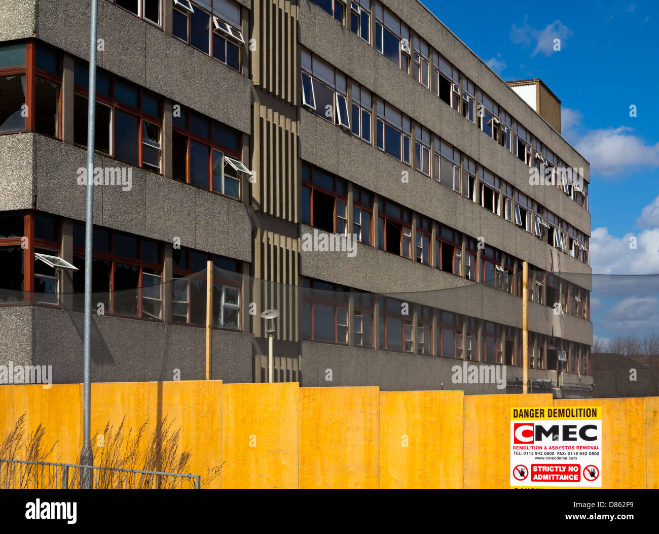 La demolizione del vecchio edificio di cemento a King's Mill NHS Hospital Sutton in Ashfield Mansfield Nottinghamshire England Regno Unito Foto Stock