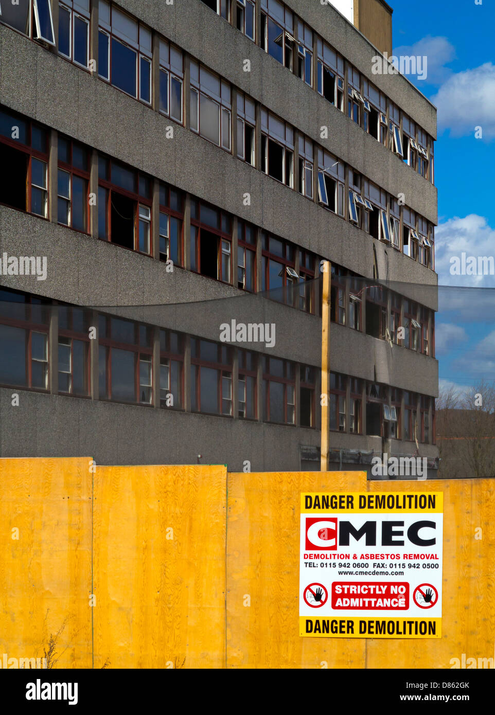 La demolizione del vecchio edificio di cemento a King's Mill NHS Hospital Sutton in Ashfield Mansfield Nottinghamshire England Regno Unito Foto Stock