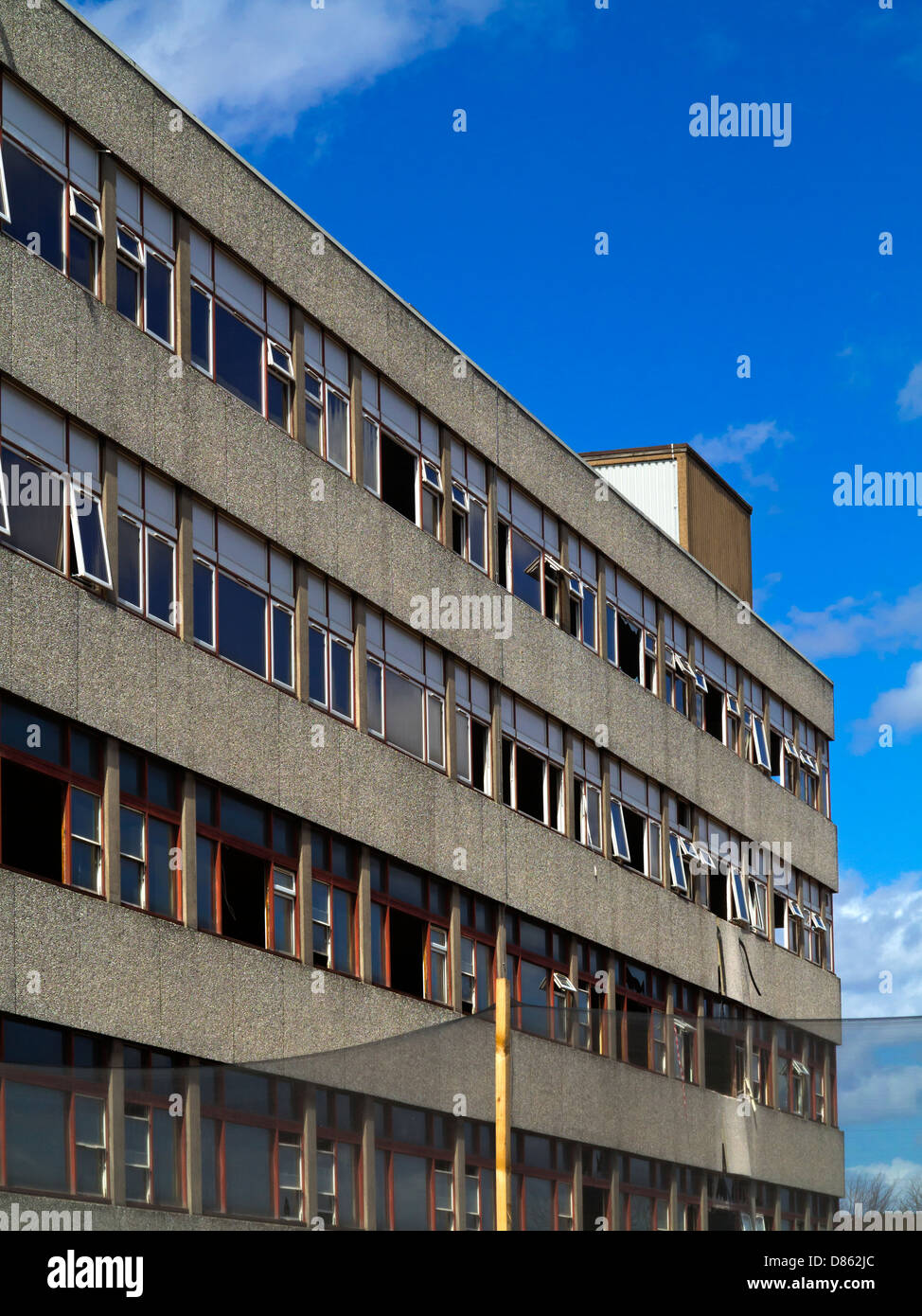 La demolizione del vecchio edificio di cemento a King's Mill NHS Hospital Sutton in Ashfield Mansfield Nottinghamshire England Regno Unito Foto Stock