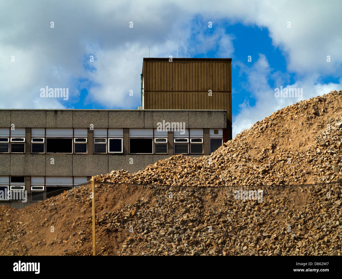 La demolizione del vecchio edificio di cemento a King's Mill NHS Hospital Sutton in Ashfield Mansfield Nottinghamshire England Regno Unito Foto Stock