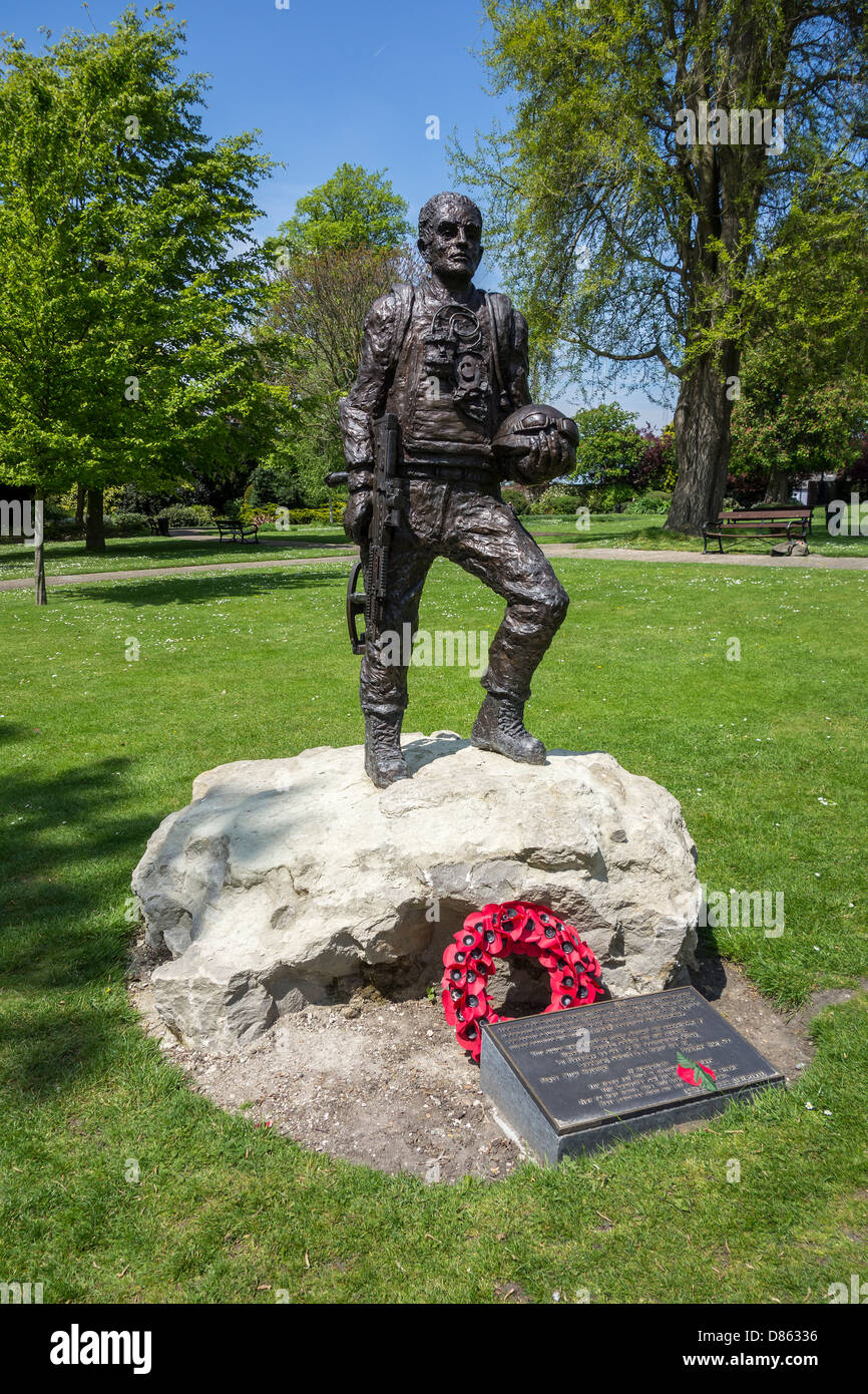 Monumento al Soldato che serve Helmand Afghanstan 36 Engineer Reggimento Maidstone. Giardini Brenchley Maidstone. Sculpter può Cox Foto Stock