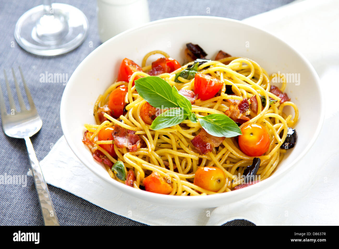 Spaghetti con pancetta, pomodoro e peperoncino essiccato Foto Stock