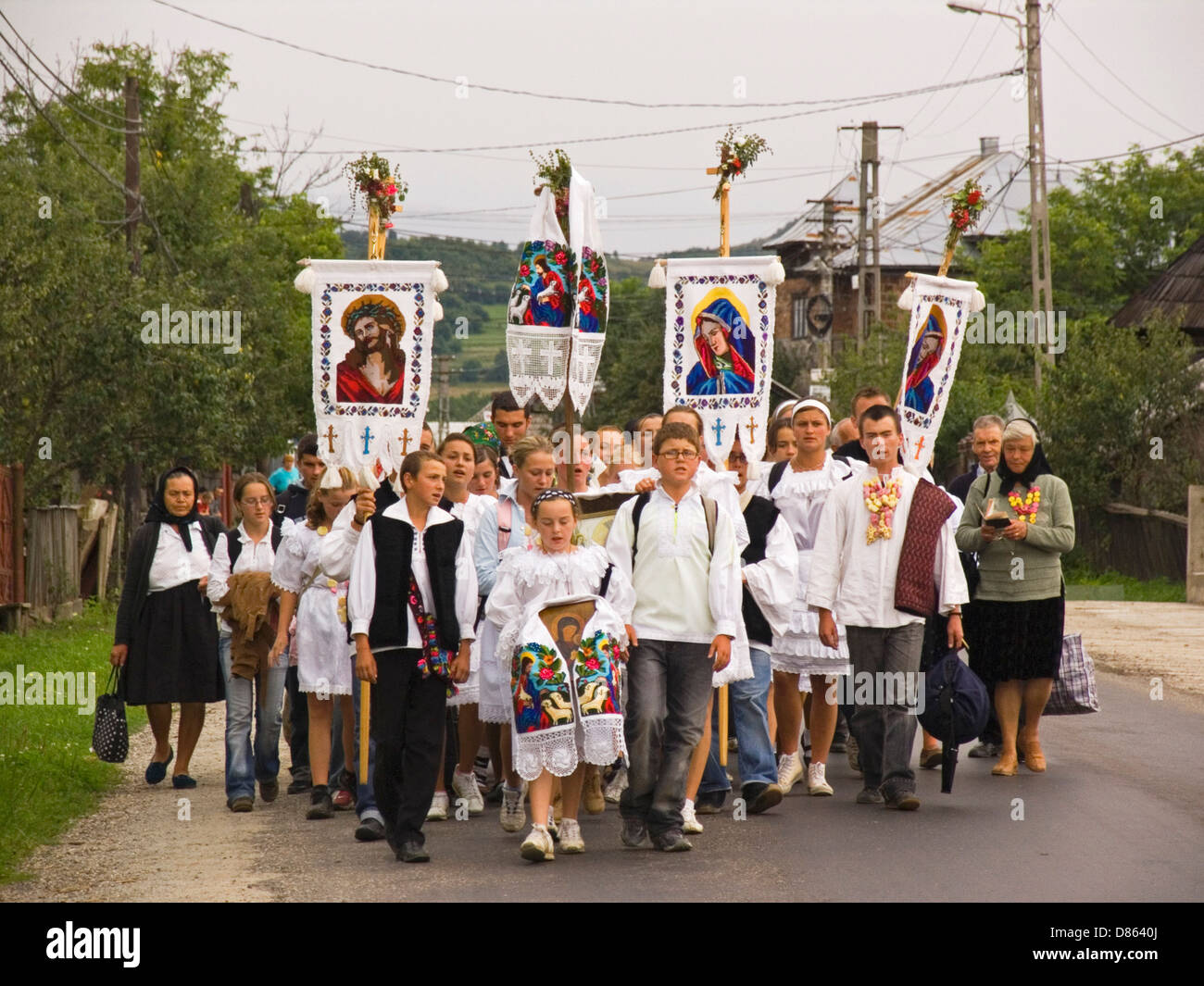 L'Europa, Romania, Maramures, iza valle, rozavlea village, precessione religiosa il 15 agosto Foto Stock