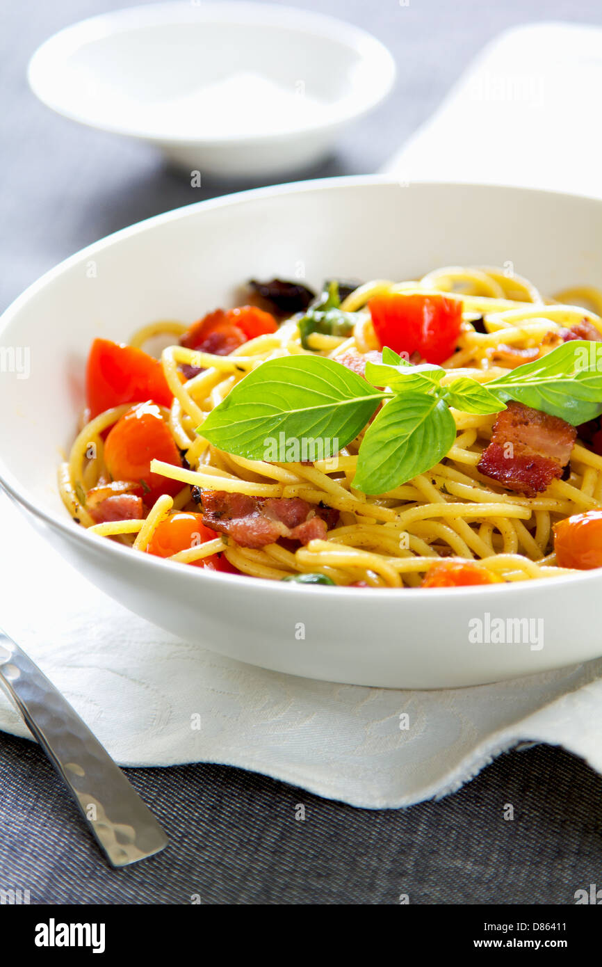 Spaghetti con pancetta, pomodoro e peperoncino essiccato Foto Stock