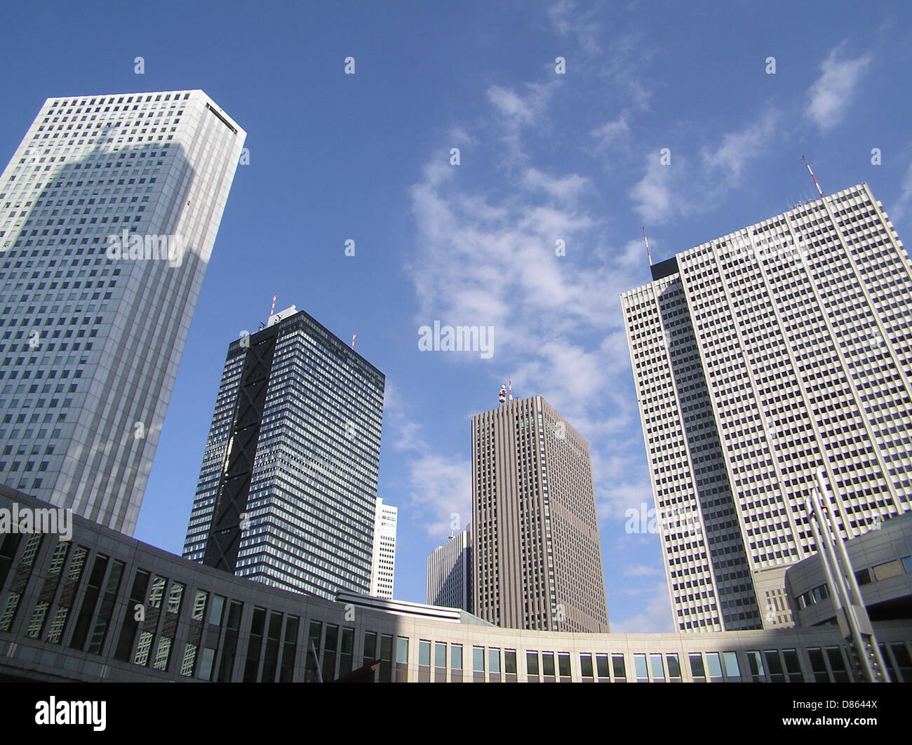 Questa immagine mostra l'impressionante skyline di Shinjuku, Tokyo, scattata il 7 dicembre 2003. Shinjuku è conosciuta per i suoi grattacieli torreggianti, i quartieri degli affari e la vivace vita notturna. L'area funge da importante centro commerciale e di intrattenimento a Tokyo, con edifici come il Tokyo Metropolitan Government Building che ne modellano la silhouette iconica. Foto Stock