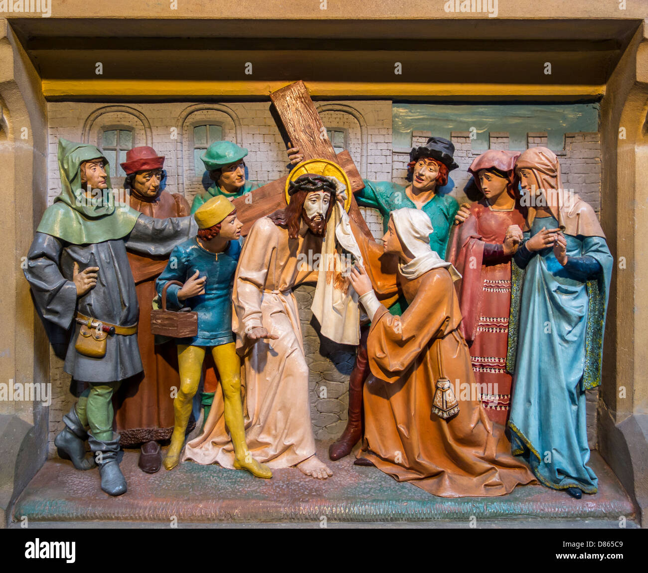 Una delle stazioni della Via Crucis, progettato da scultore fiammingo Alois De Beule. St Augustines Chiesa Ramsgate. Foto Stock