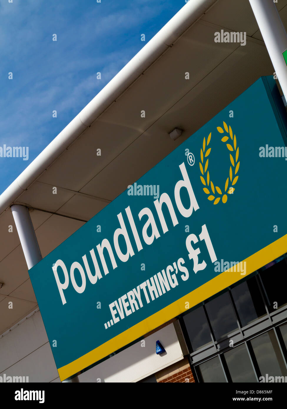 Cartello fuori bilancio Poundland rivenditore in Mansfield NOTTINGHAMSHIRE REGNO UNITO Inghilterra dove ogni elemento costi un cancelletto Foto Stock