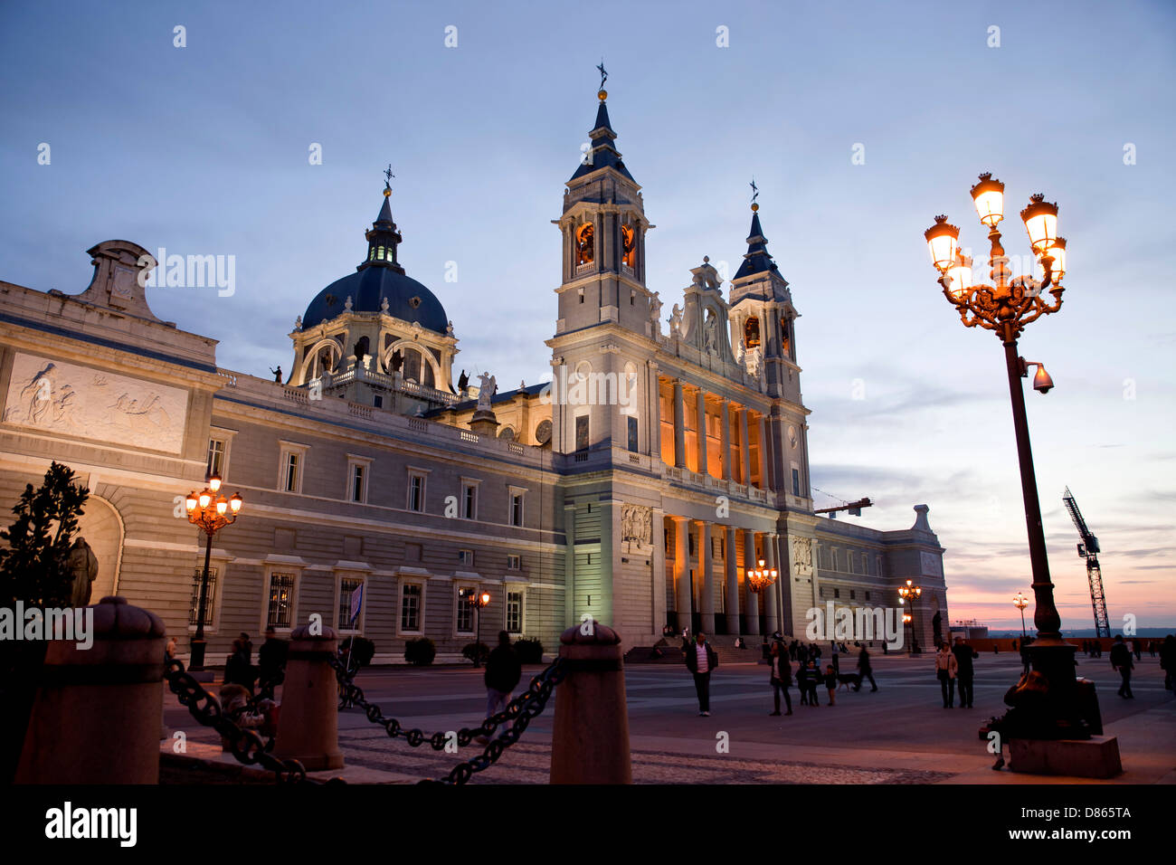 Gli illuminati dalla Cattedrale Almudena Santa Maria la Real de La Almudena di Madrid di notte, Spagna, Europa Foto Stock