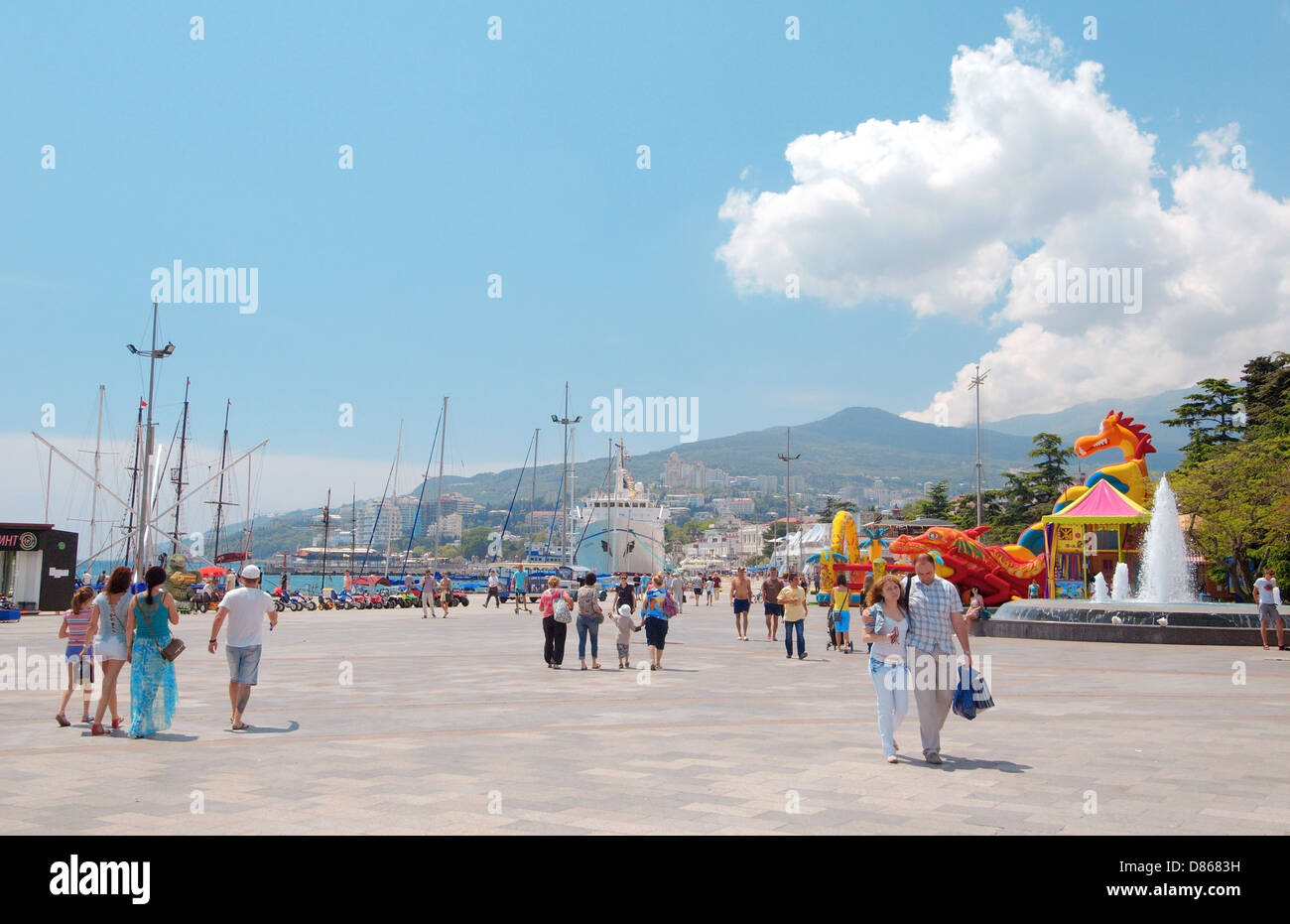 La gente a piedi lungo la passeggiata a Yalta, Crimea, Ucraina, Europa orientale Foto Stock