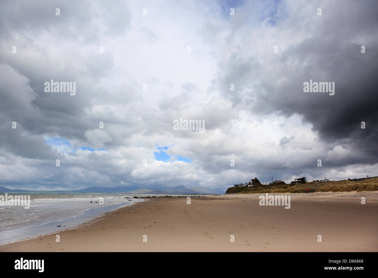 Spiaggia deserta a Llanfair sulla costa gallese vicino a Harlech Foto Stock
