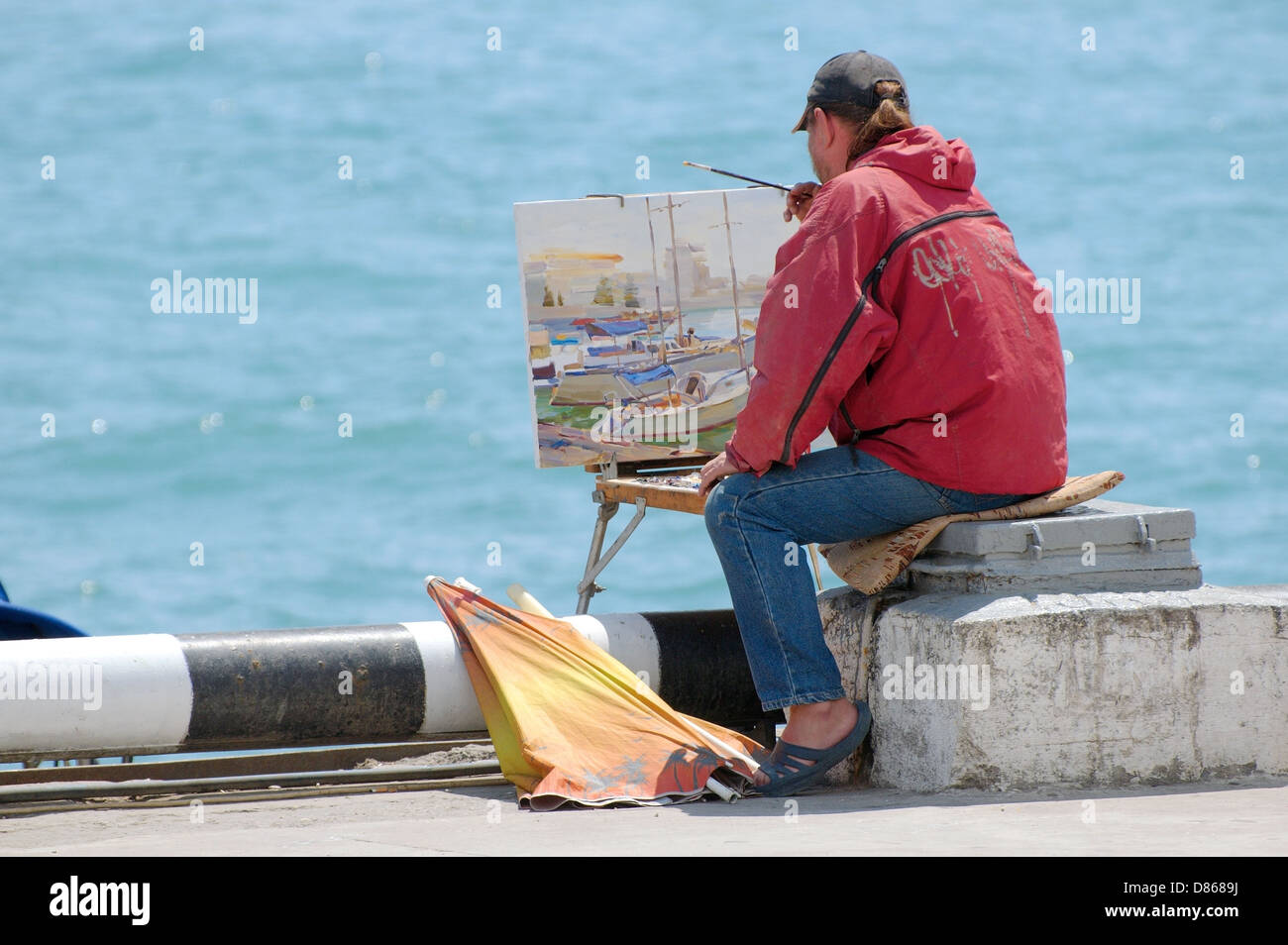 L'artista dipinge un quadro di seduta sul lungomare di Yalta, Crimea, Ucraina, Europa orientale Foto Stock