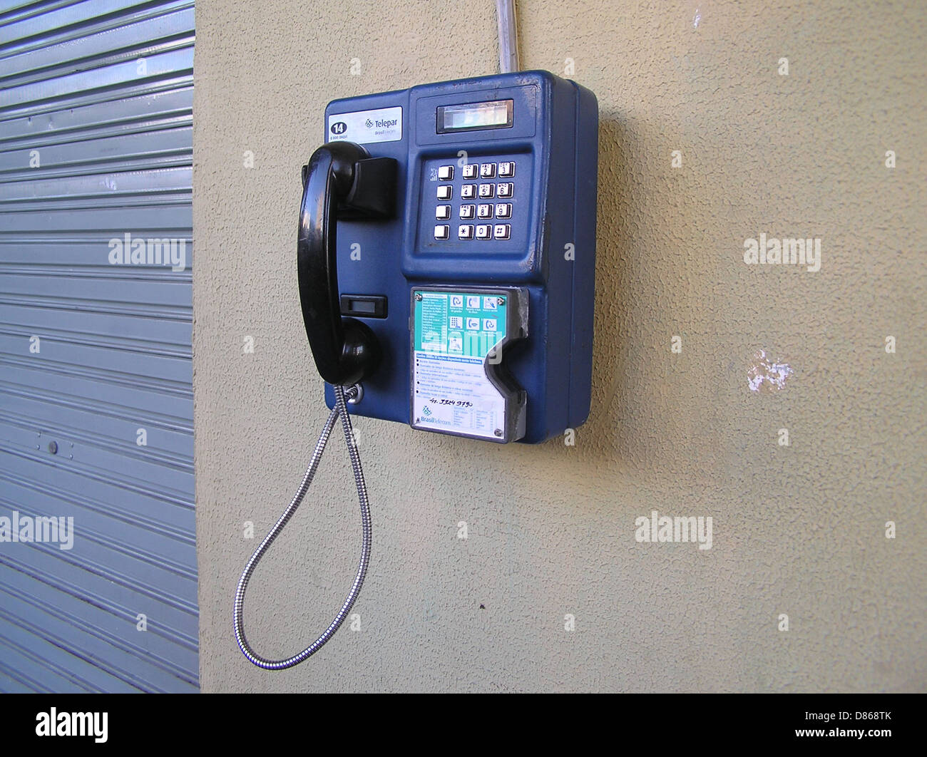 Questa cabina telefonica vintage, situata a Curitiba, Brasile, è un'infrastruttura pubblica riconoscibile. Si aggiunge al paesaggio culturale della città e riflette la storia della comunicazione nelle aree urbane. Foto Stock