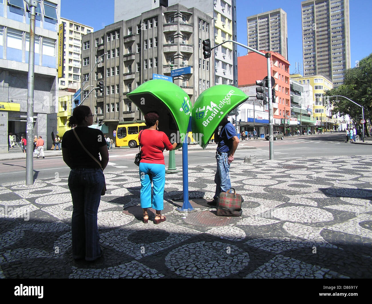 Questa cabina telefonica, situata a Curitiba, in Brasile, fa parte dell'iconica infrastruttura pubblica della città. Lo stand rappresenta un pezzo del design urbano brasiliano, che unisce funzionalità e estetica distintiva. Foto Stock