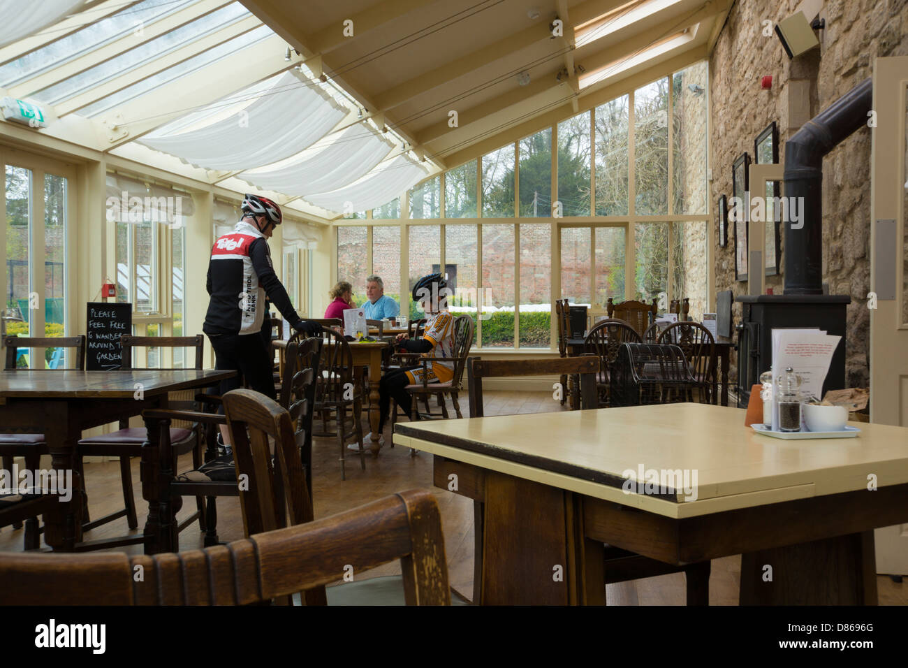 I ciclisti visitando una caffetteria in Northumberland Foto Stock