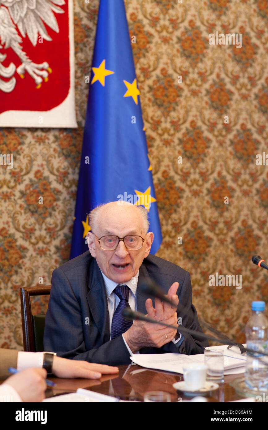 Bartoszewski, consigliere speciale del Primo Ministro polacco ed ex ministro polacco degli Affari Esteri, parla con i giornalisti presso il Primo Ministro polacco di cancelleria, prima in occasione del settantesimo anniversario dell insurrezione del Ghetto di Varsavia. Foto Stock