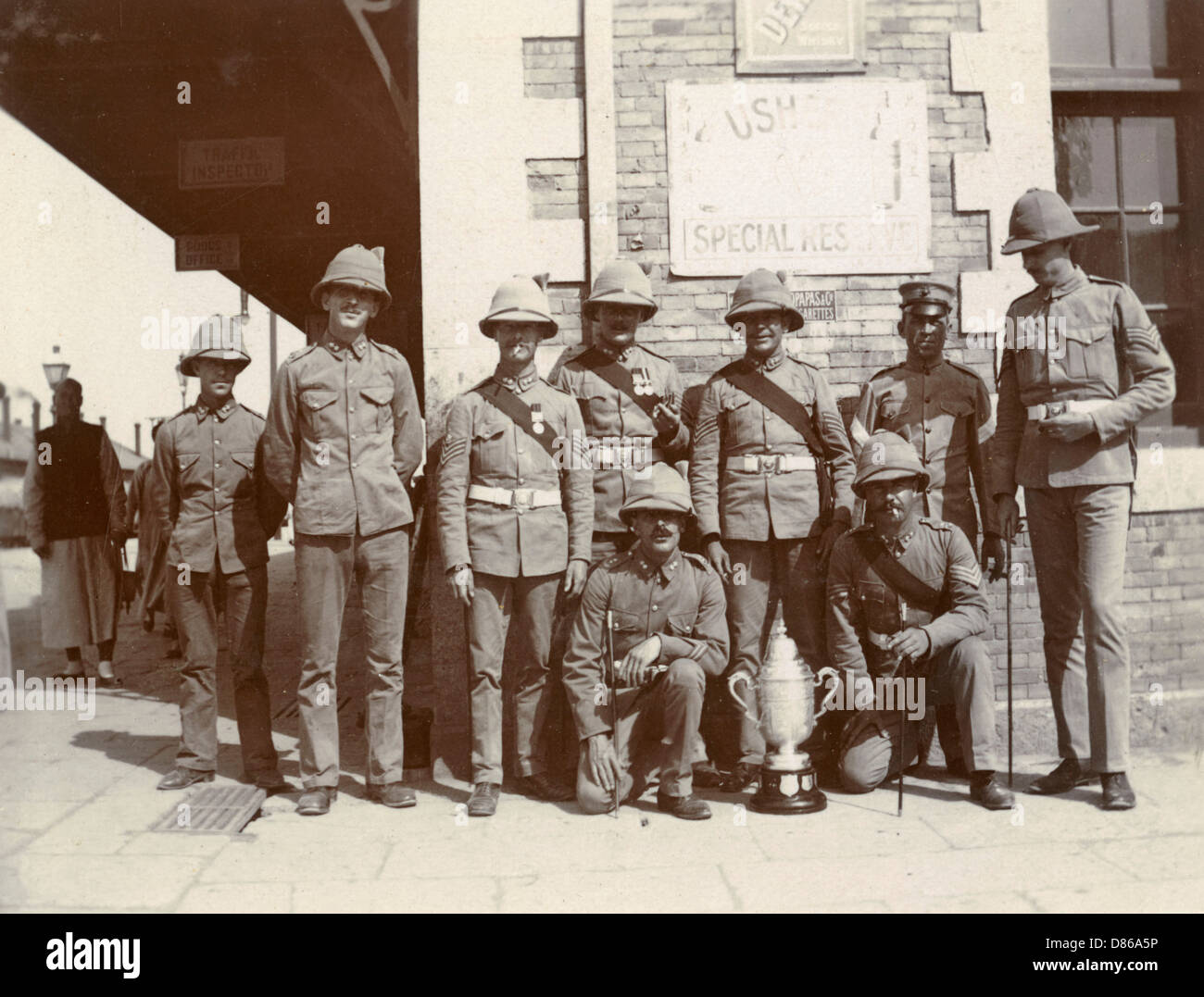 Soldati britannici su strada cinese Foto Stock
