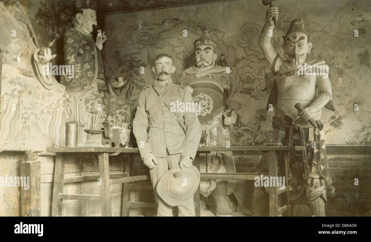 Soldato britannico nel tempio cinese Foto Stock