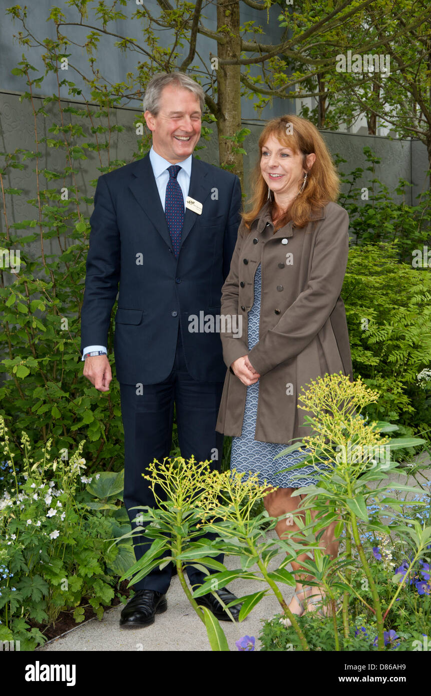 Defra Segretario di Stato Owen Patterson visiti la FERA 'Stop la diffusione' mostrano Giardino con designer Jo Thompson al RHS Chelsea Flower Show a Londra, Regno Unito il premere il giorno 20 maggio 2013. Il giardino è sponsorizzato da un governo, di carità e di partnership di settore per evidenziare la diffusione delle malattie delle piante e parassiti. Foto Stock