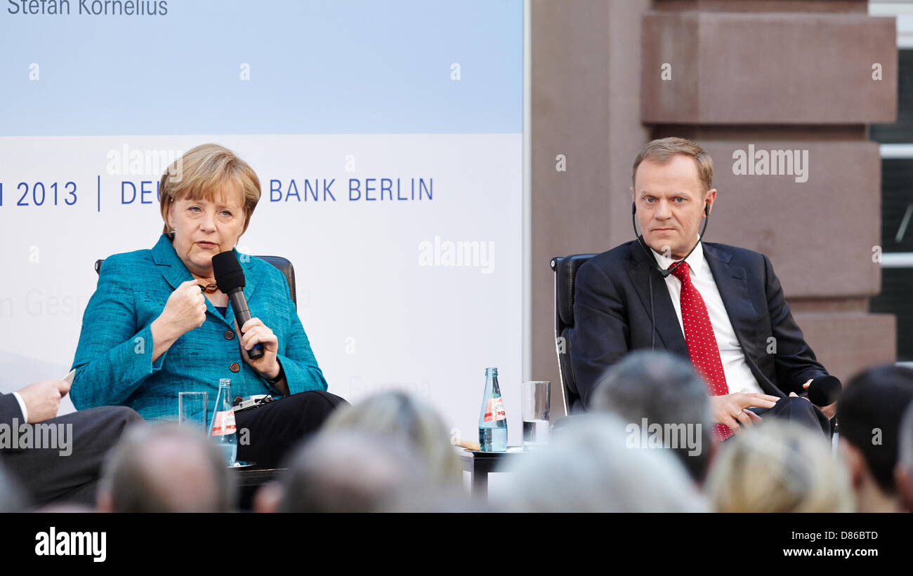 Germania Berlino. 22 Aprile, 2013. Partecipazione Cancelliere Angela Merkel e il brosmio polacco MP al lancio del libro 'Angela Merkel - Il cancelliere e il suo mondo' da Stefan Cornelio e successivamente hanno partecipato a "parlare di Europa" a Atrium della Deutsche Bank di Berlino. Foto Stock