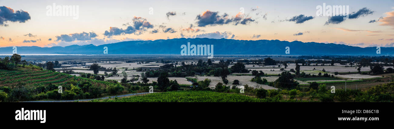 Vista del Lago Inle Shan e colline, Myanmar Foto Stock