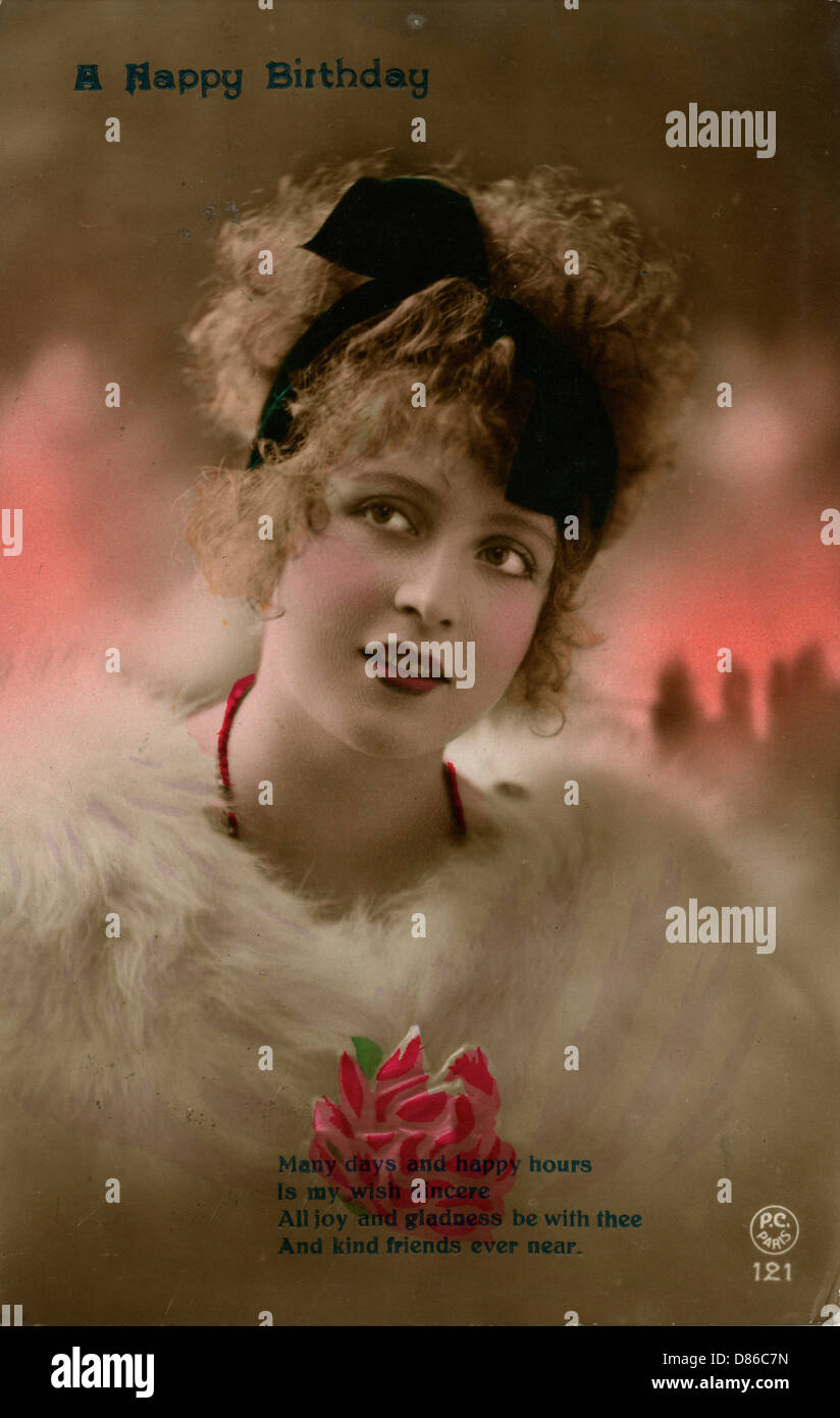 Giovane donna in pelliccia bianca su una cartolina di compleanno Foto Stock