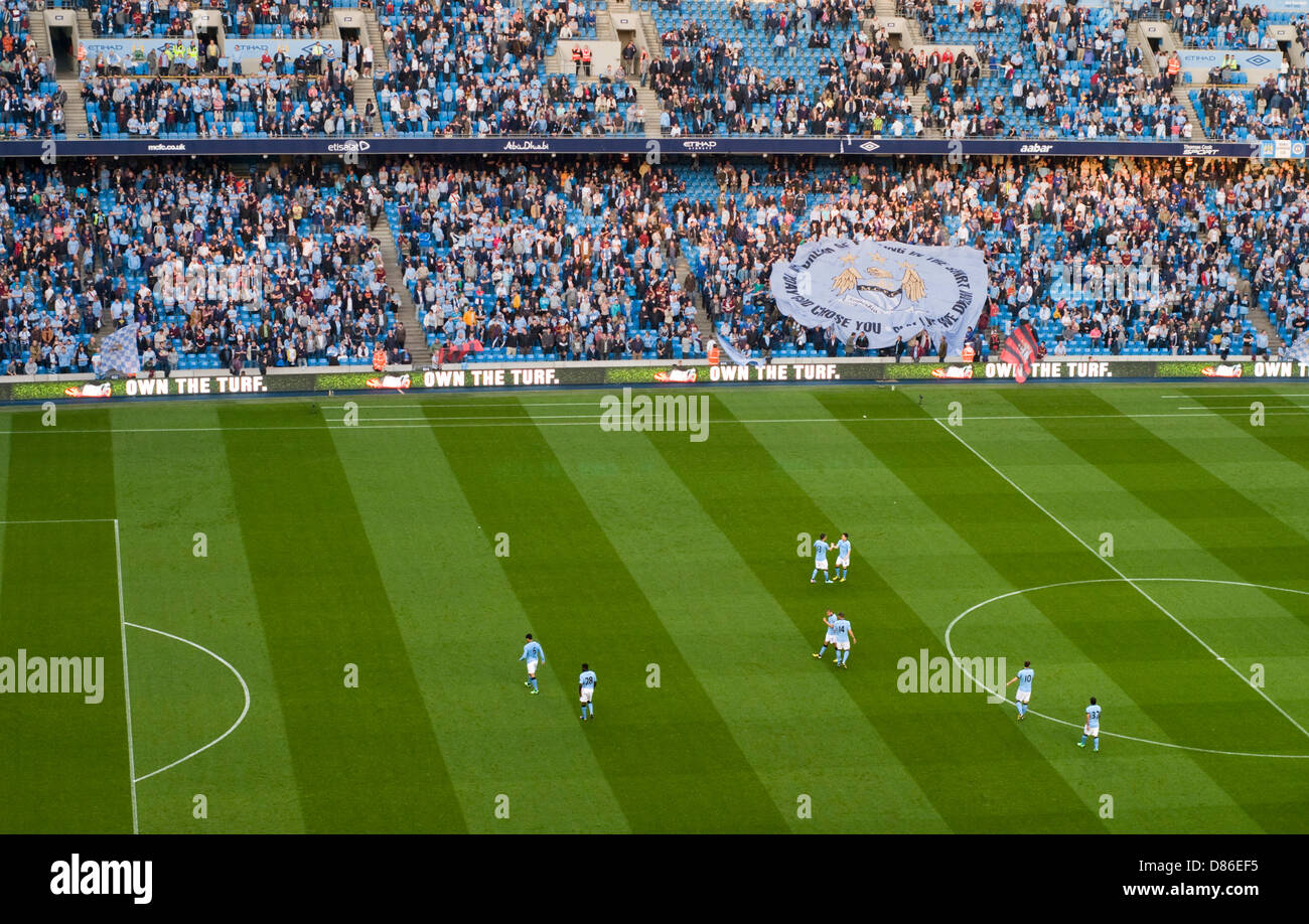 Manchester City i giocatori in fase di riscaldamento per una casa di gioco al Etihad Stadium Foto Stock