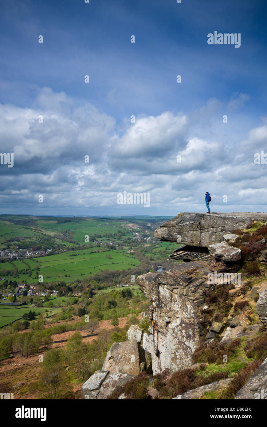 Escursionista sul bordo Curbar nel Parco Nazionale di Peak District nel Derbyshire, England, Regno Unito Foto Stock