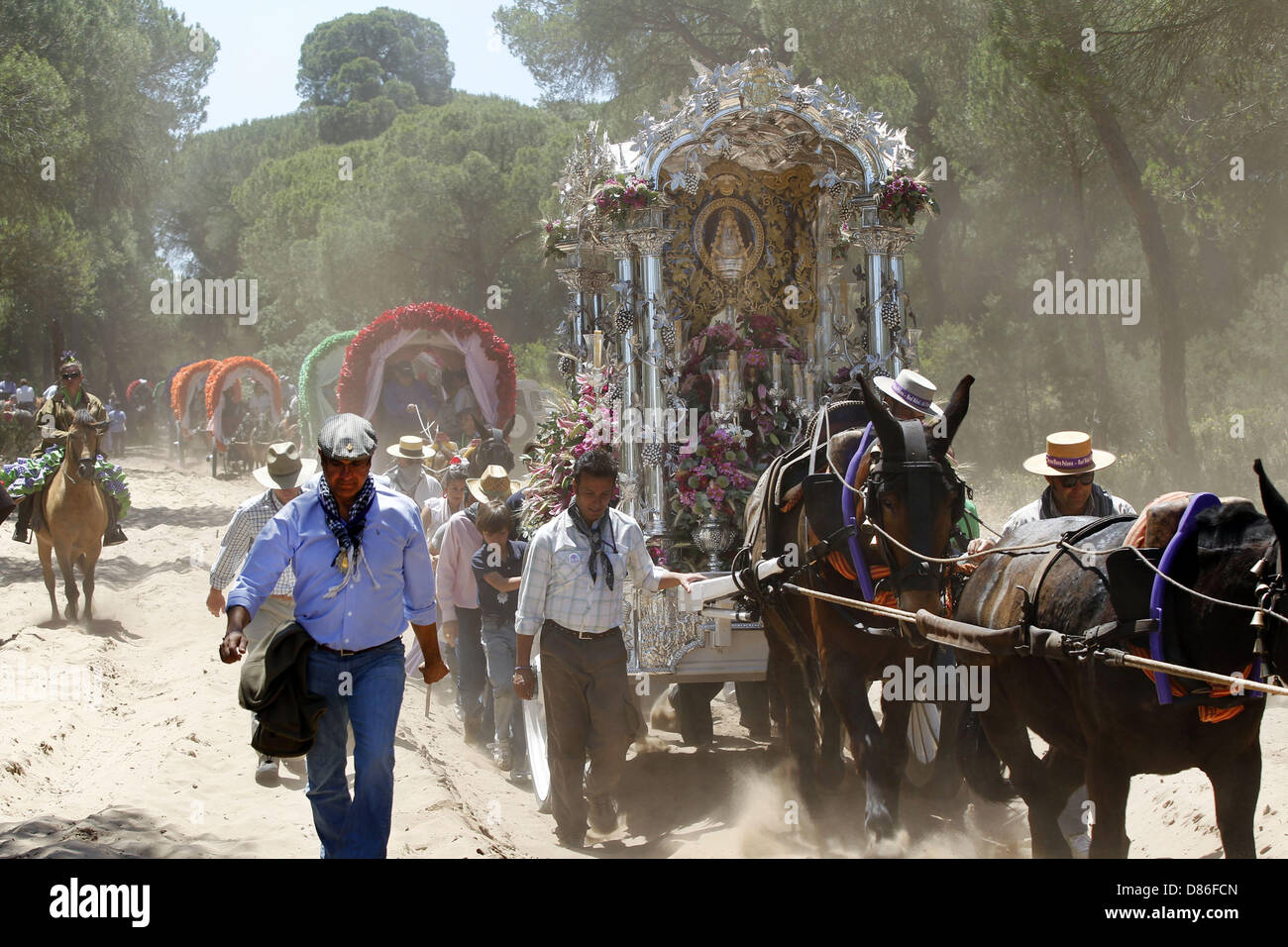 16 maggio 2013 - El Rocio, Andalusia, Spagna - El Rocio pellegrinaggio risale al 1653 e attira più di un milione di pellegrini cattolici provenienti da tutta la Spagna per il piccolo santuario di El Rocio nella provincia di Huelva in Andalusia. I pellegrini, noto come Rocieros, viaggi in gruppi chiamati confraternite e arrivare a piedi o con i cavalli, carri e elaborare carrozze trainate da cavalli progettato per il trasporto di argento e di oro Madonne al santuario. Nella foto è la fraternità di Jerez in viaggio attraverso le sabbie del DonaÃ±un parco nazionale di 55 miglia di viaggio per raggiungere El Rocio. Da lì, nell'orecchio Foto Stock