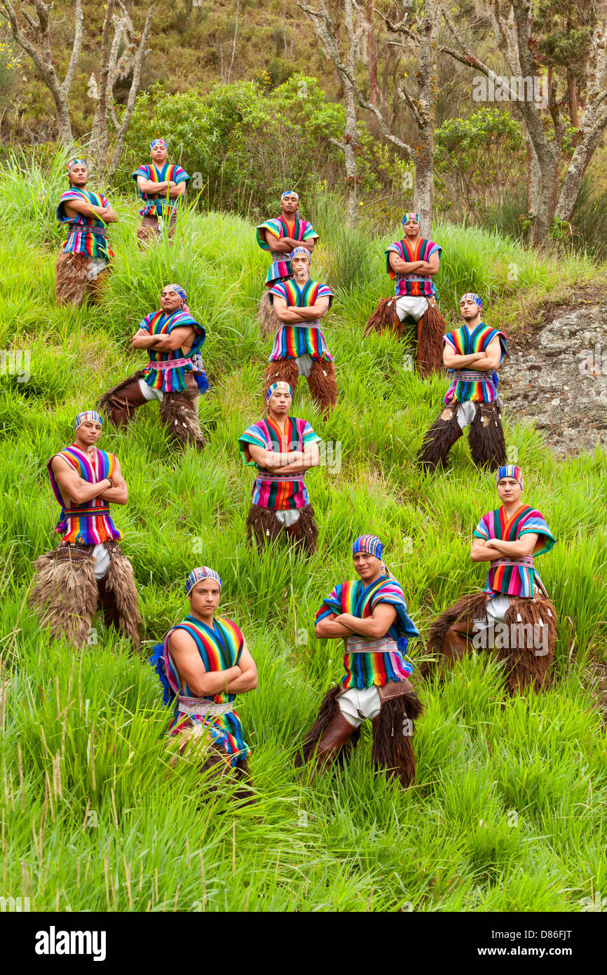 Folklore ecuadoriana gruppo vestito in costumi tradizionali Outdoor Shot Foto Stock
