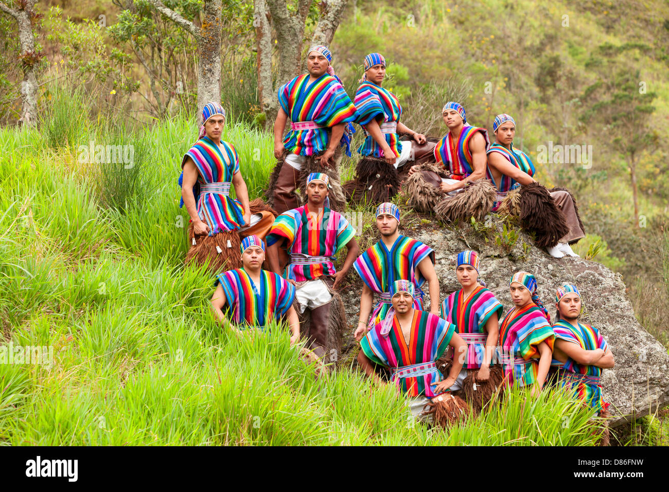 Folklore ecuadoriana gruppo vestito in costumi tradizionali Outdoor Shot Foto Stock