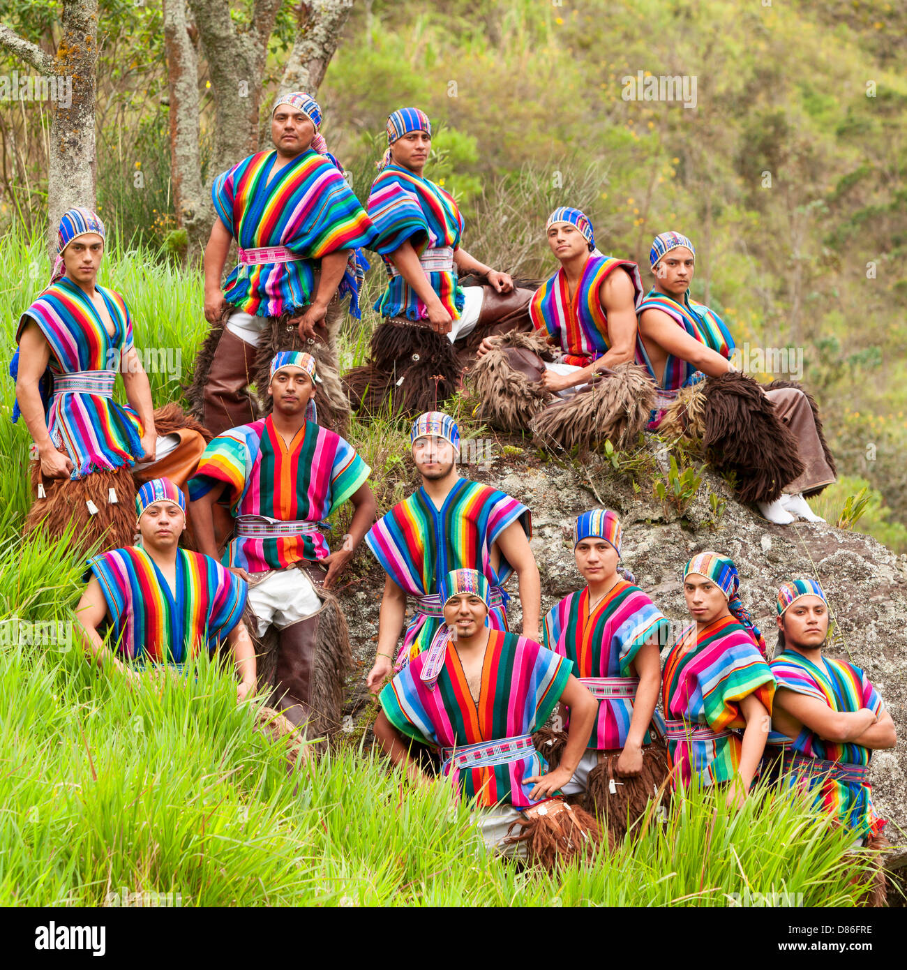 Folklore ecuadoriana gruppo vestito in costumi tradizionali Outdoor Shot Foto Stock