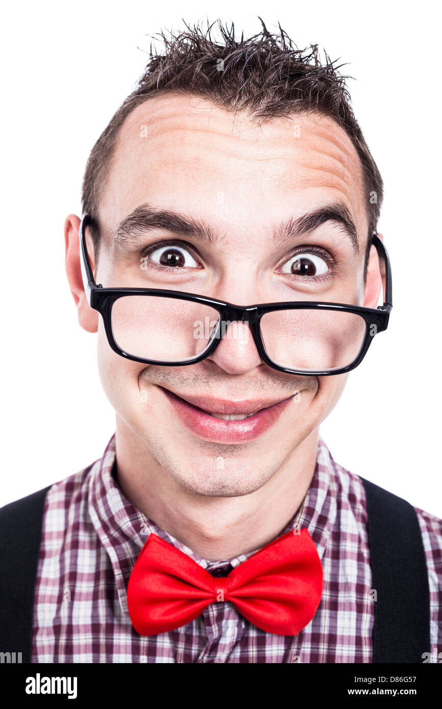 Silly nerd uomo rendere divertente faccia, isolati su sfondo bianco Foto Stock