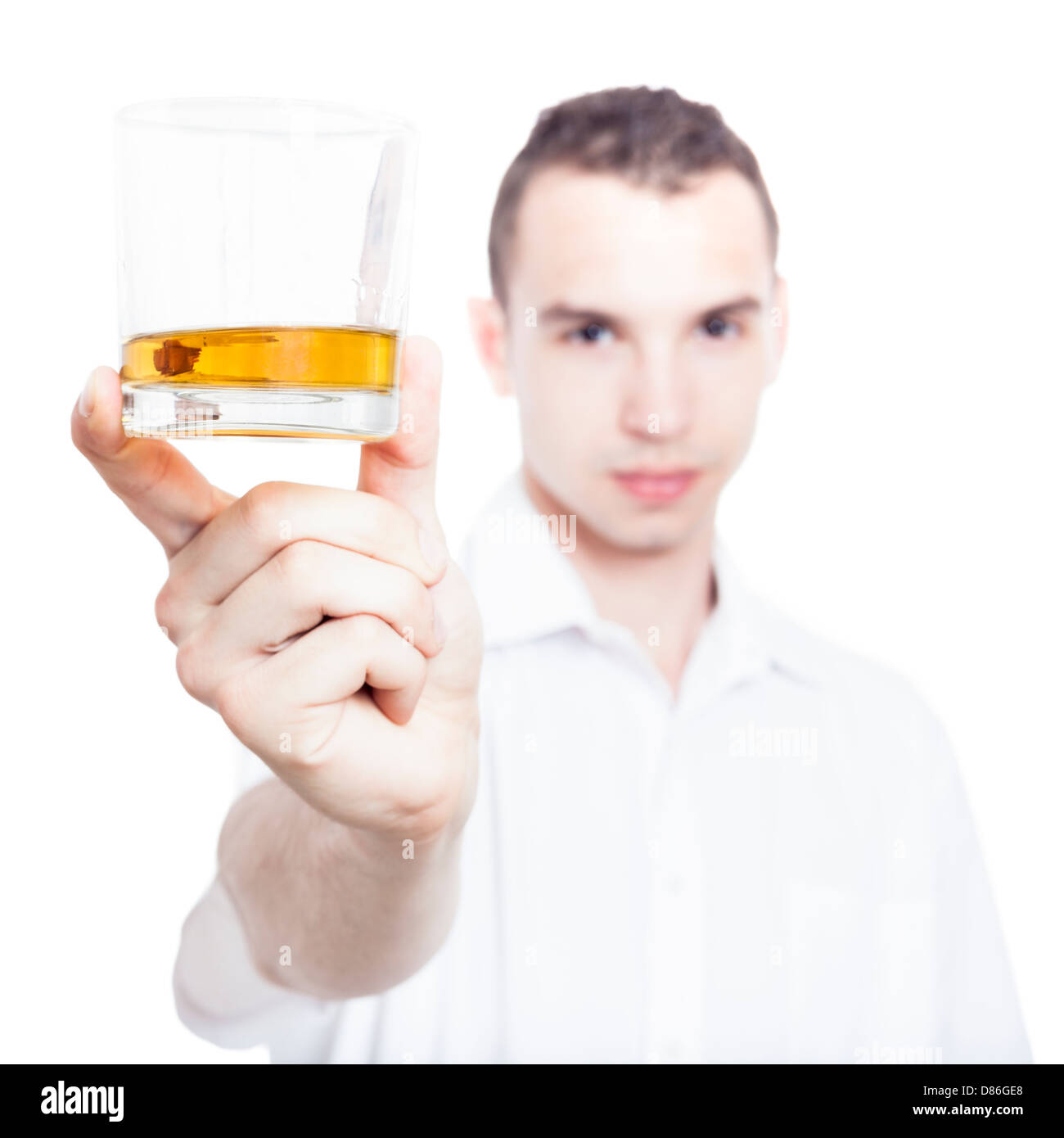 Uomo con un bicchiere di whiskey, isolato su sfondo bianco Foto Stock