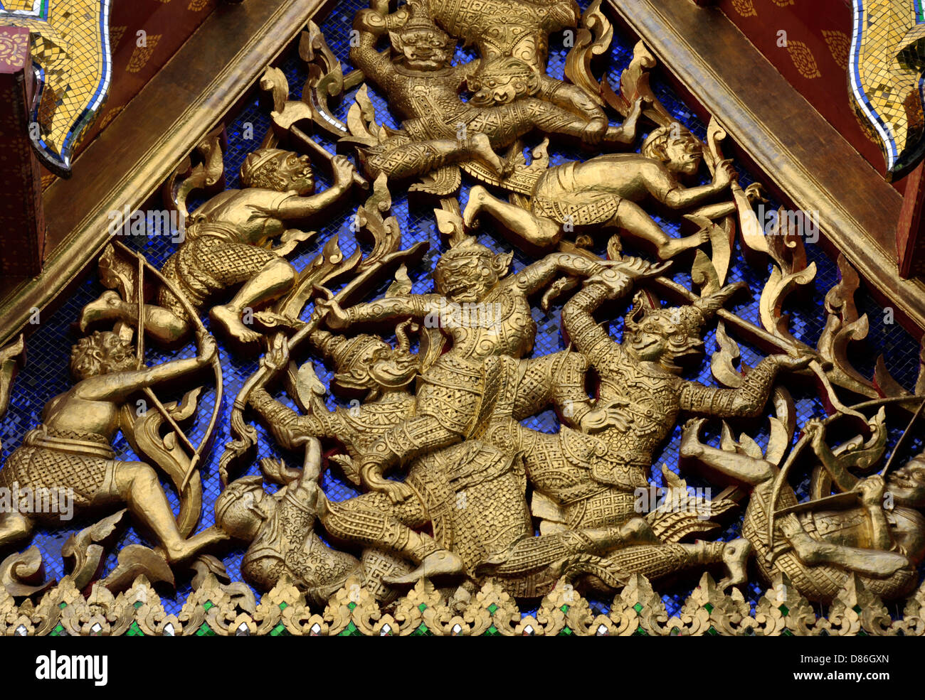 Ornato decorazioni scolpite su un edificio Gable End al Wat Pho tempio complesso a Bangkok, in Thailandia. Foto Stock