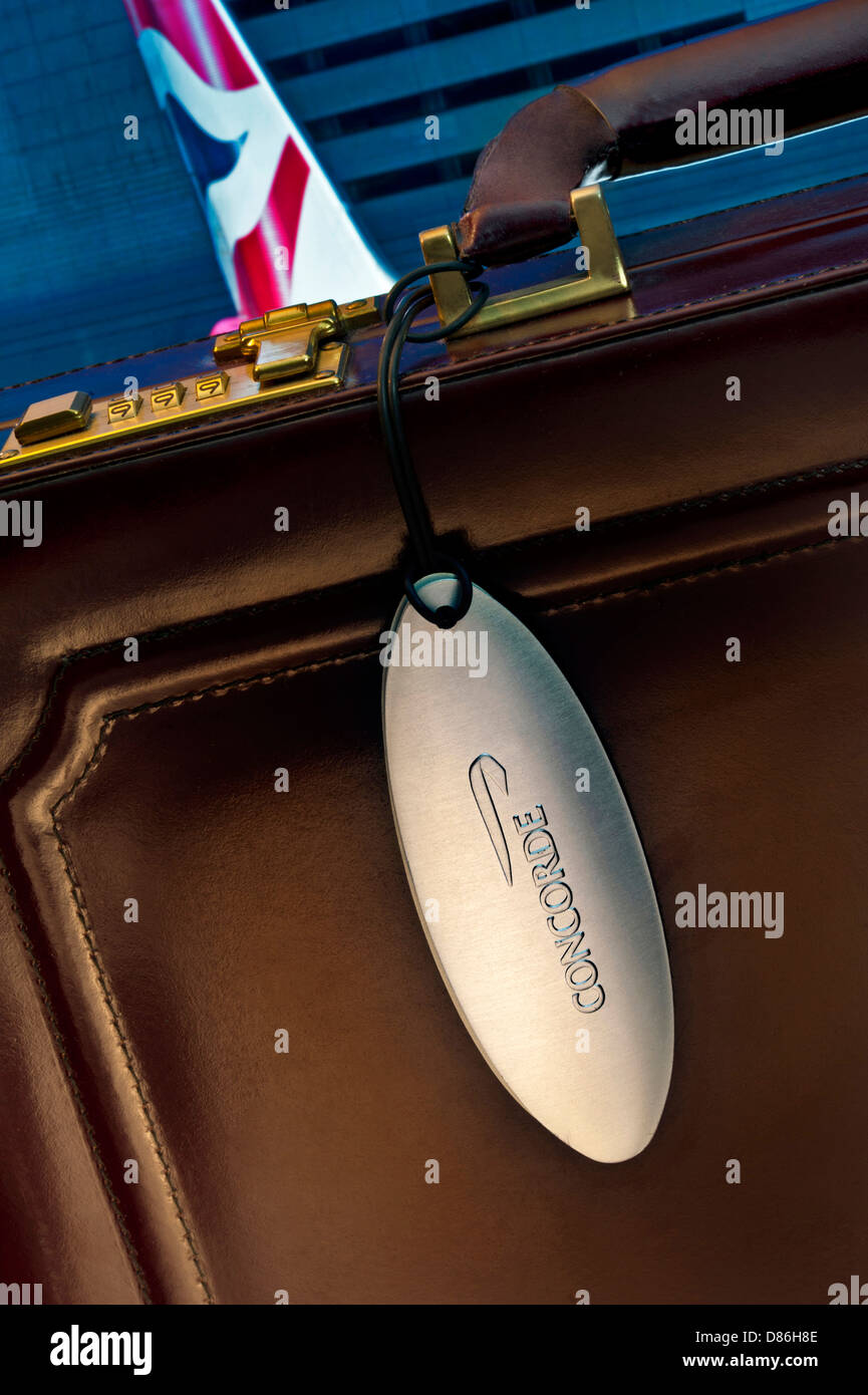 CONCORDE tag di cabina di lusso retrò di prima classe il concetto di viaggio degli anni settanta-2000's concorde con 80's borsa stile e Concorde tag cabina BA pinna di coda dietro Foto Stock