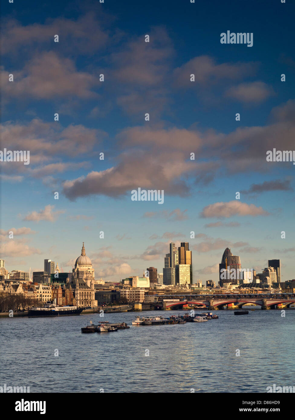 Città di Londra e il fiume Tamigi vista dal ponte di Waterloo in golden morning light London REGNO UNITO Foto Stock