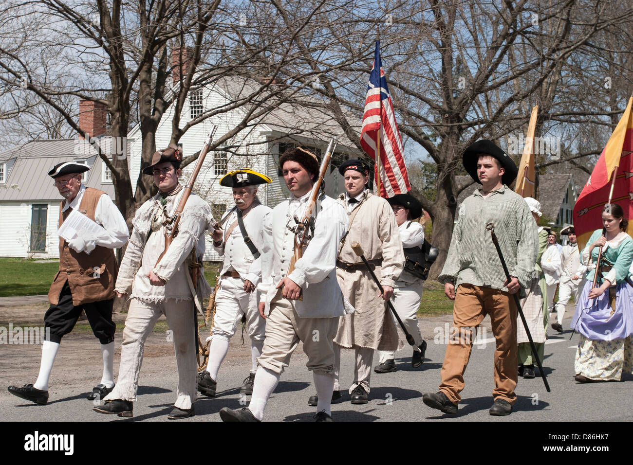 Re-enactors marzo in parata segna l'inizio della guerra rivoluzionaria nel centro storico di Deerfield, Massachusetts. Foto Stock