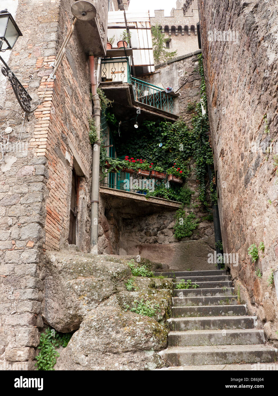 Una strada nel medioevo hill top comune di Soriano nel Cimino, Umbria, Italia Foto Stock