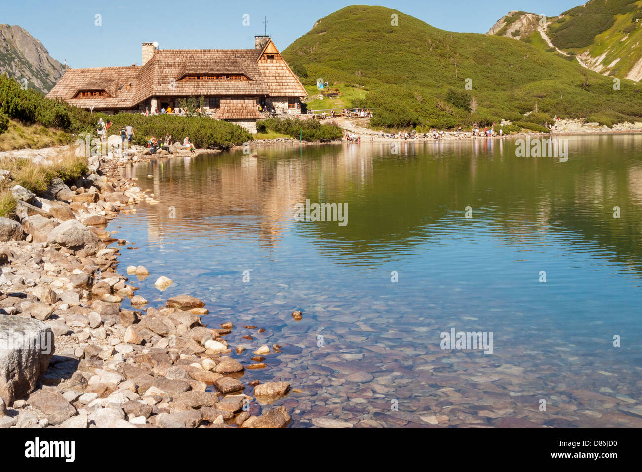In legno antico rifugio nei cinque laghi valley in polacco monti Tatra. Foto Stock