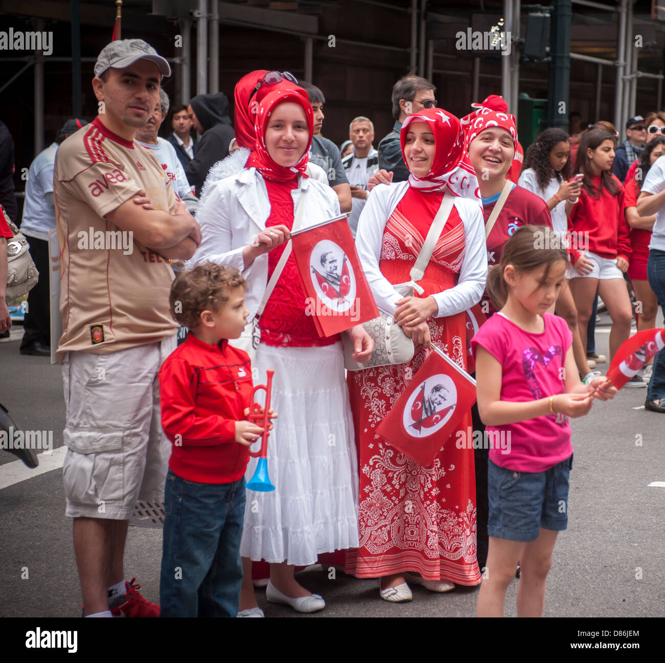 Migliaia di Turchi prendere per le strade di Manhattan nel Turkish-American parata del giorno Foto Stock