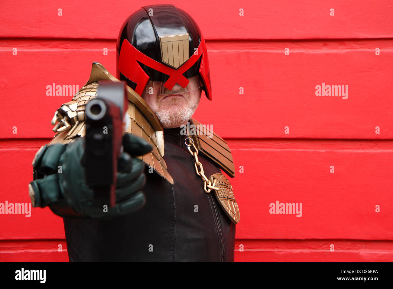 Uomo vestito come fantascienza carattere 'Judge Dredd' a Londra Sci-Fi festival 2013 Foto Stock