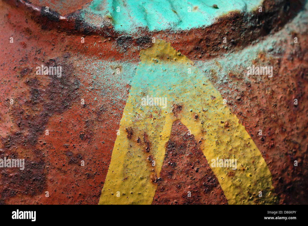 La freccia gialla sulla spellatura metallo arrugginito superficie. Abstract ferro texture di sfondo. Foto Stock
