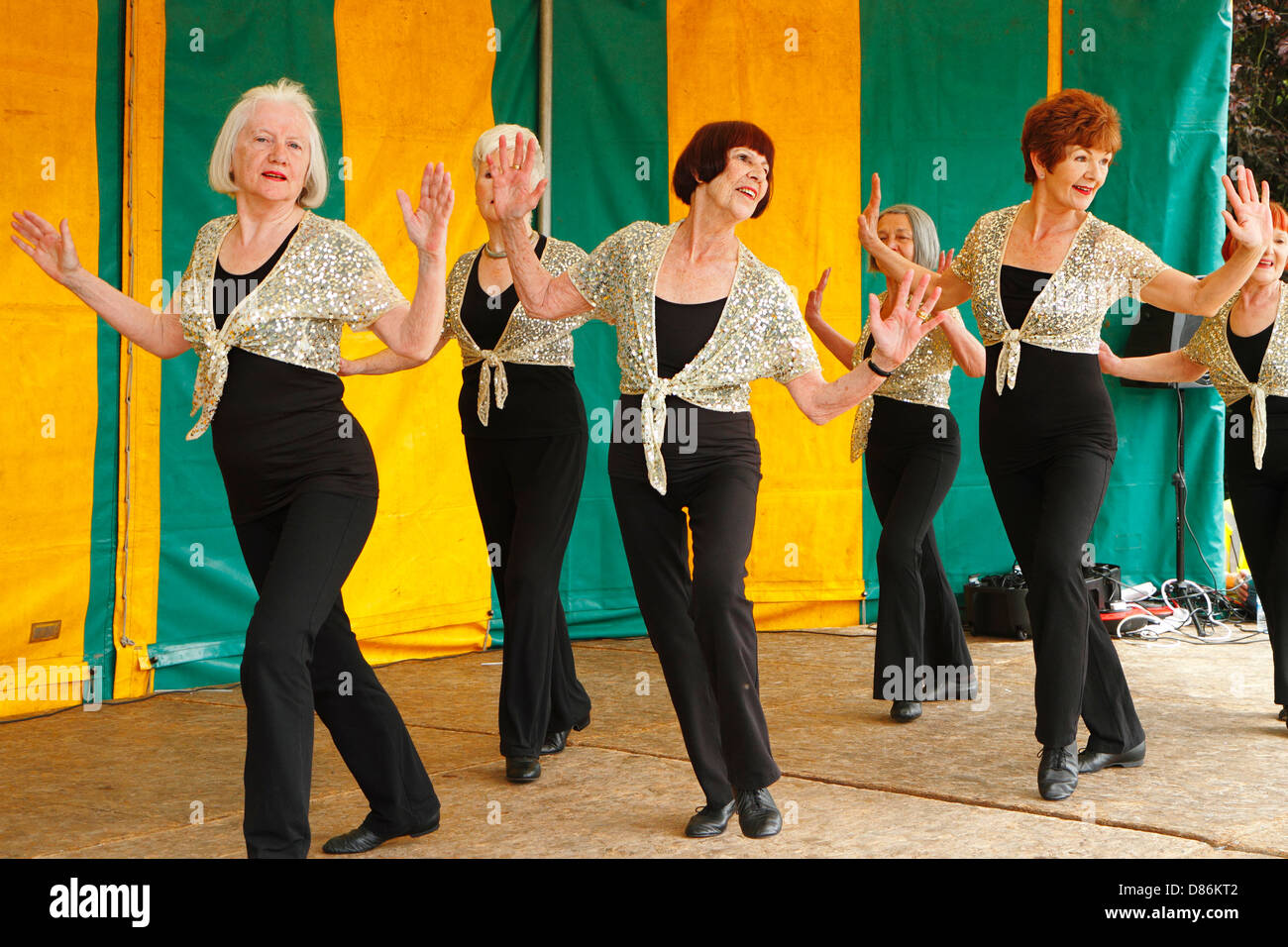 Donne mature ballerini eseguono in un festival locale, Dulwich, London, Regno Unito Foto Stock